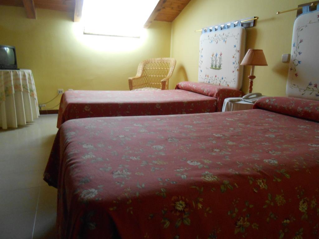 Hostal Burgos Torrecaballeros Phòng bức ảnh